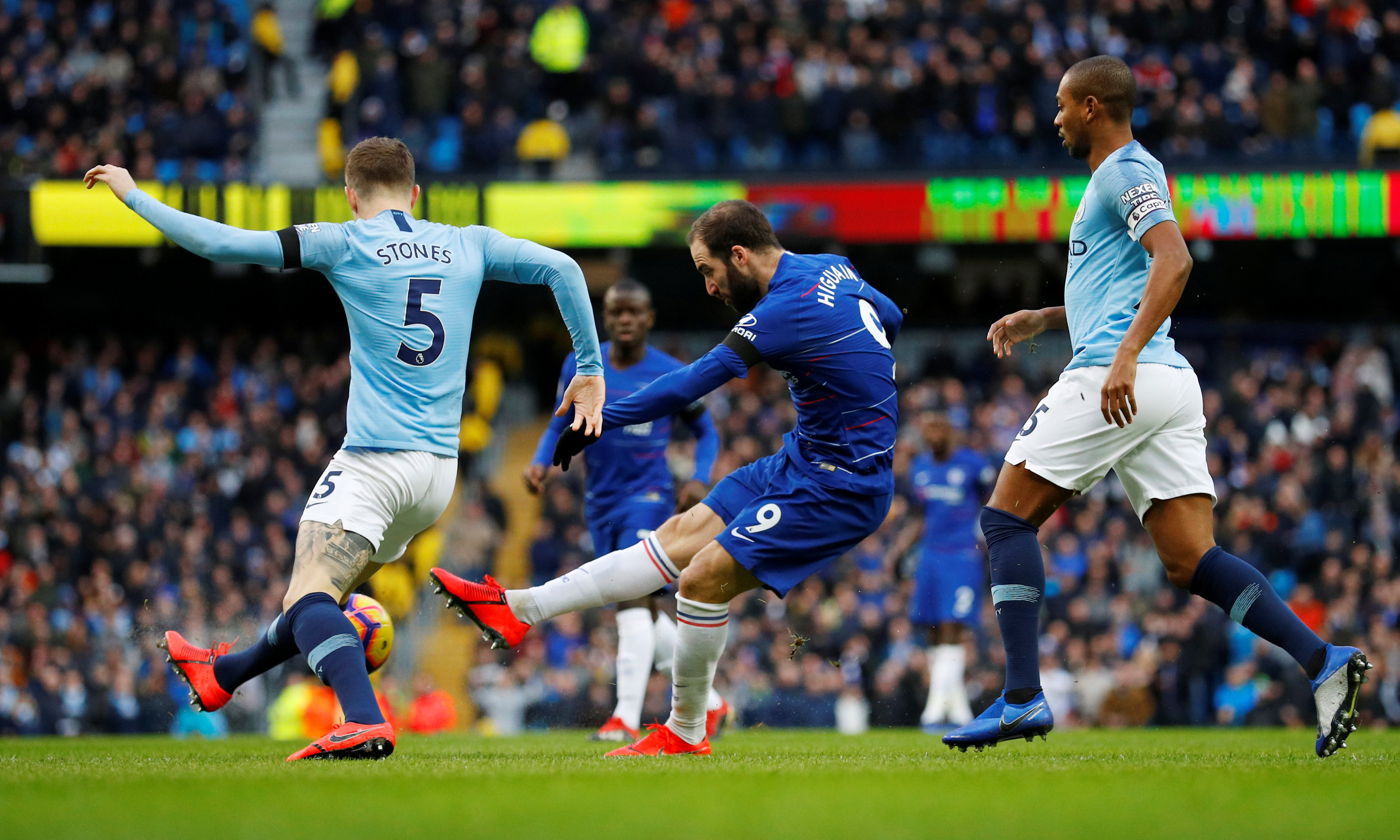 半场战报：巴萨2-0毕尔巴鄂竞技，莱万破门，费兰建功（半场快讯：巴萨2-0领先毕尔巴鄂竞技，莱万、费兰先后破门）