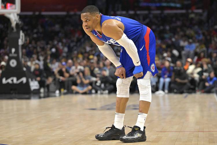 山东篮球名宿纪民尚连中62记罚球展现扎实基本功（山东篮坛名宿纪民尚罚球62连中，扎实基本功尽显）