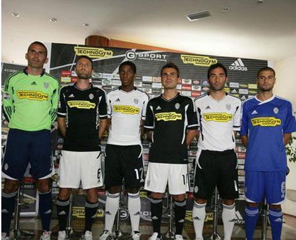 记者：海港抵达武里南，莱昂纳多、加布、李帅、刘若钒伤缺（海港抵达武里南，莱昂纳多、加布、李帅、刘若钒因伤缺席）