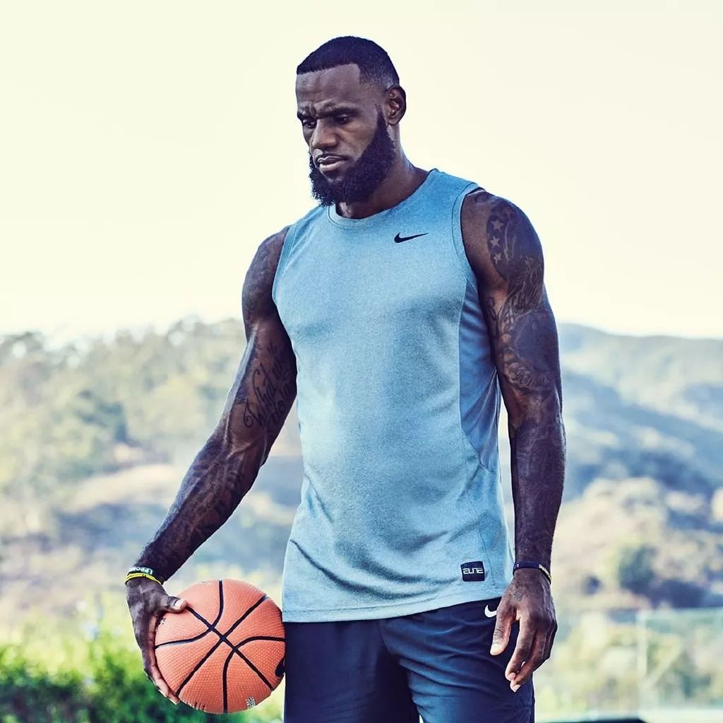 湖人浓眉哥篮下统治力助球队获胜（浓眉禁区统治，助湖人取胜）