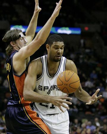 NBA：湖人险胜火箭 詹姆斯砍下35分（詹姆斯轰35分助湖人惊险击败火箭）