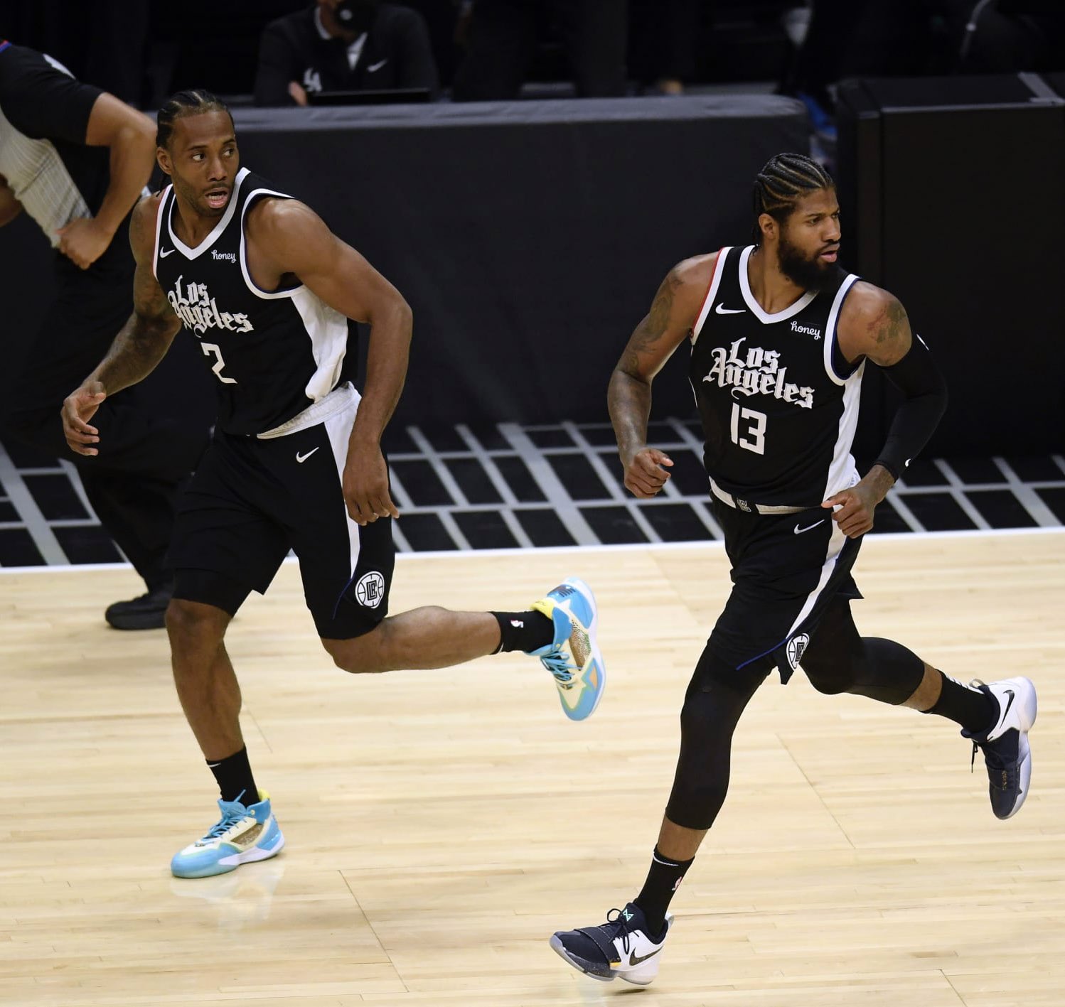 里夫斯：虽然文班缺席但福克斯状态正佳，我们要坚决执行战术（里夫斯：文班缺阵无碍，福克斯状态火热，我们必须坚决贯彻战术）