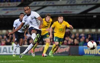 记者：纽卡正密切关注莱斯特城外租球员哈努斯，水晶宫也有意（记者：纽卡持续关注莱斯特城外租小将哈努斯，水晶宫同样有意）